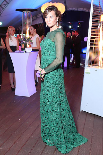 Елена Исинбаева в зеленом платье