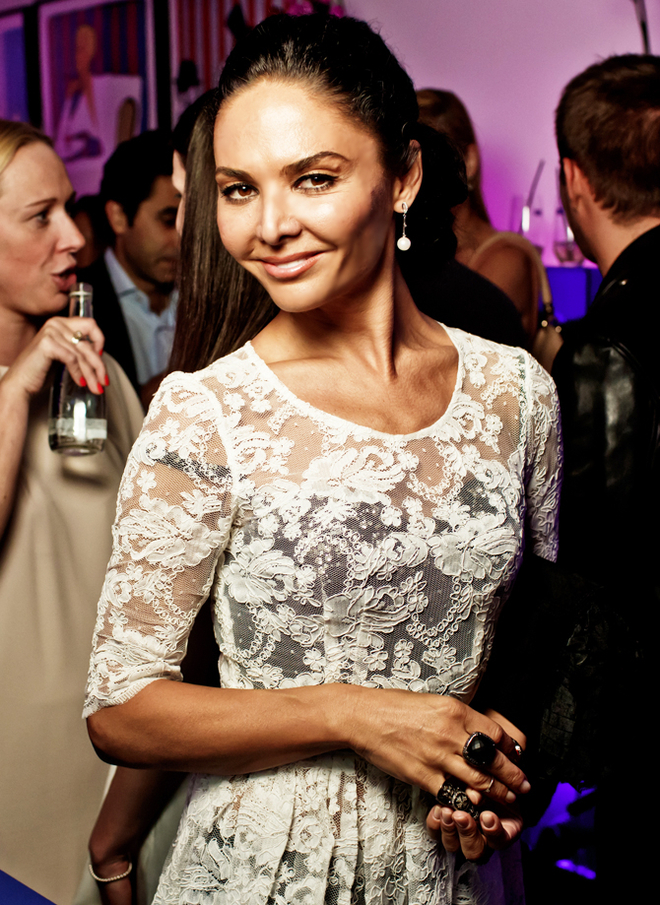 Миранда Мирианашвили в белом полупрозрачном платье