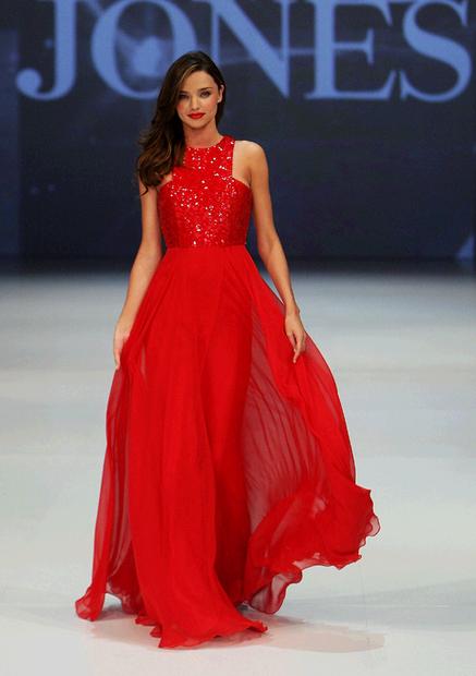 Миранда Керр в красном платье