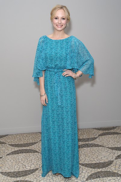Кэндис Аккола в нежно голубом платье в пол