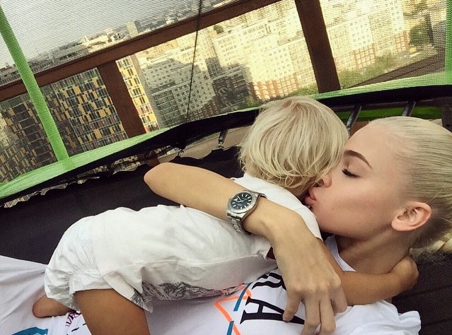 «Очень изящно и символично»: Алена Шишкова раскрыла секреты своих тату на руках